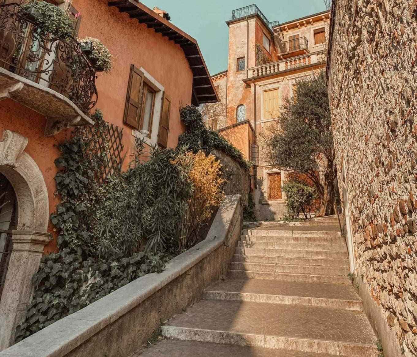 インクルーシブデザインが溶け込む、古き良きヨーロッパの街並み