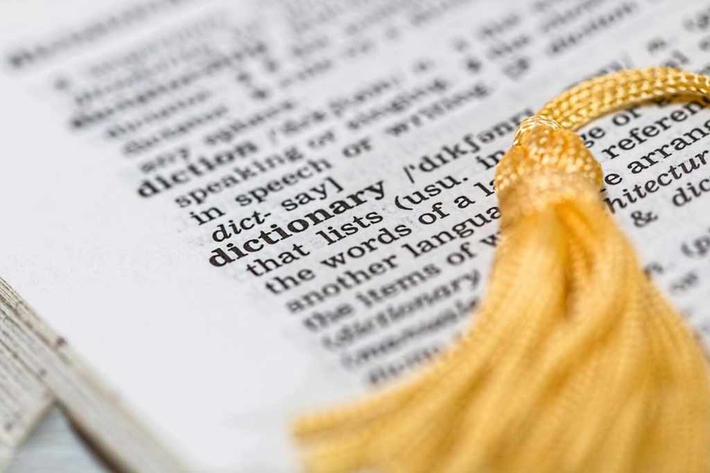 辞書の中の「dictionary」という単語に黄色ハイライト