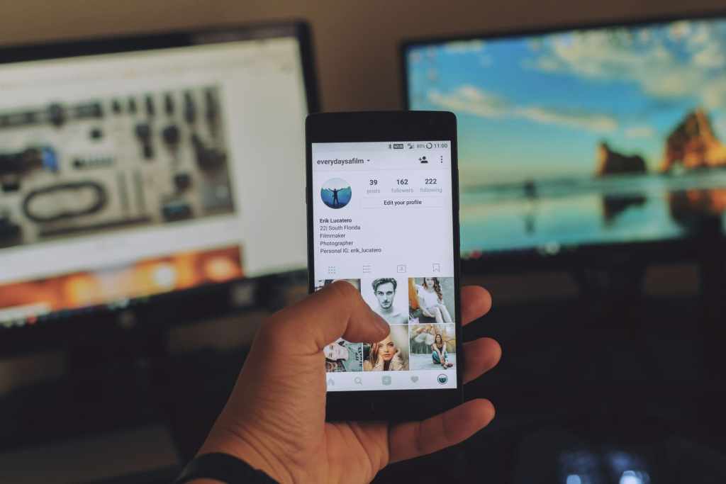 スマホのホーム画面上に写るInstagramのプロフィールページ