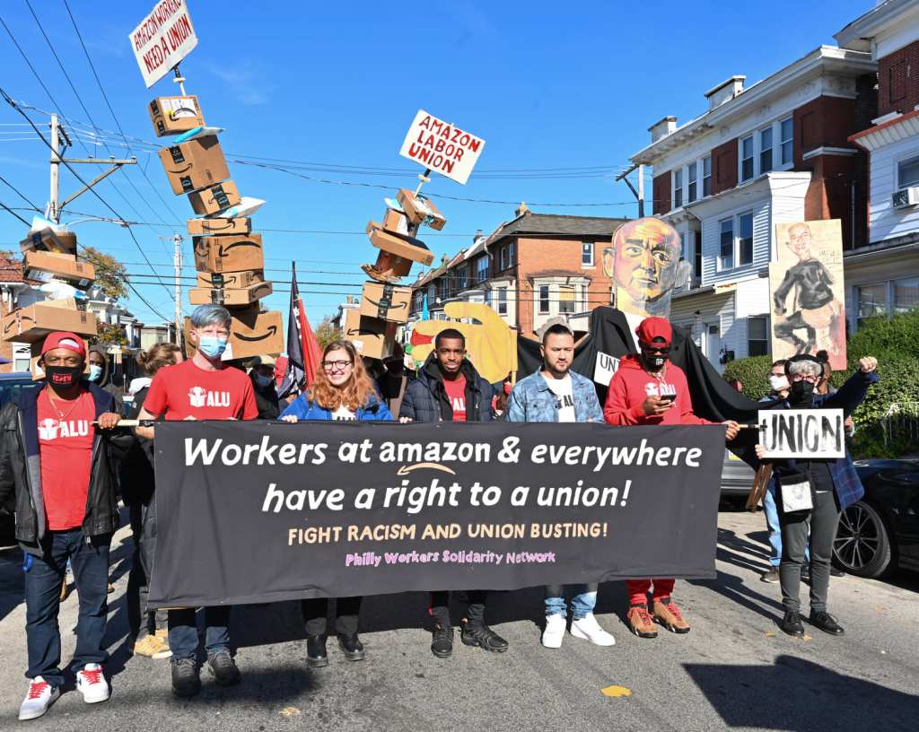 フィラデルフィアでパレードに参加するアマゾン労働組合メンバー