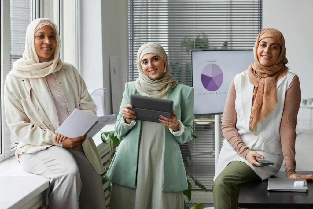 オフィスで働くヒジャブを着用した3人の女性