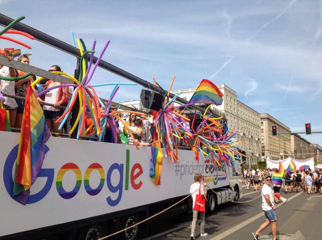 2018年パレードでプライドを支持するグーグル社の宣伝カー