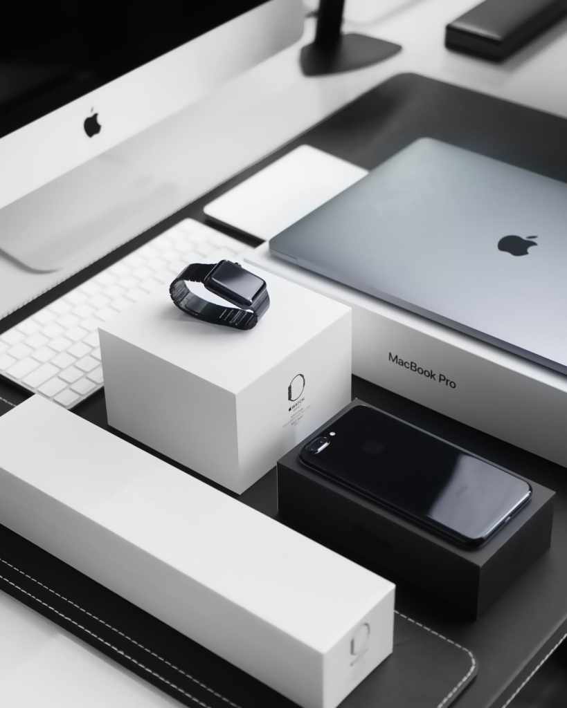 さまざまなApple製品が、元の箱とともに積み重なっている