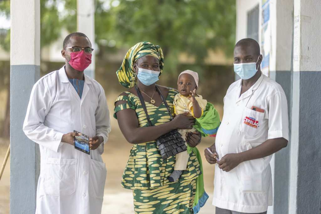 カメルーンの保健所で医療スタッフと子どもを抱える母親