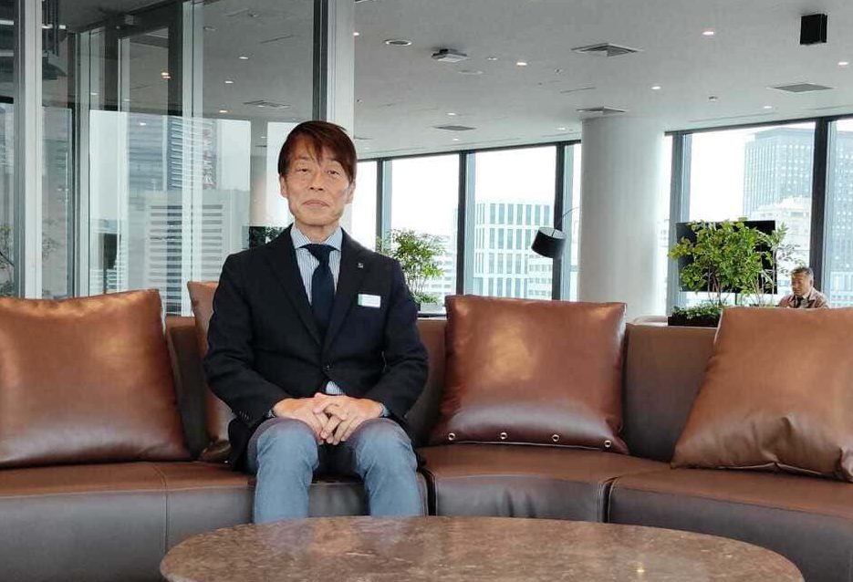 高松建設、大同康二氏が、オフィスのソファに座っている