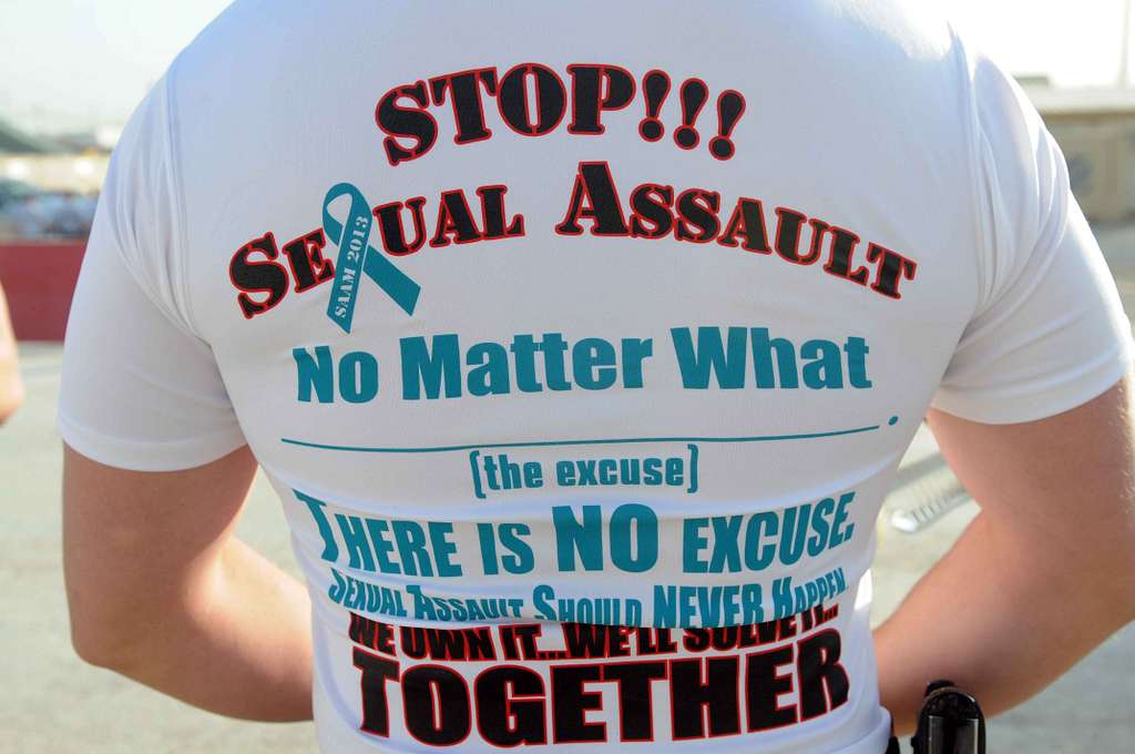 性的暴力防止のメッセージが書かれたTシャツを着てイベントに参加する男性