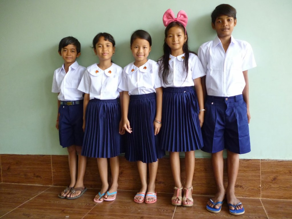 制服を着た東南アジアの小学生