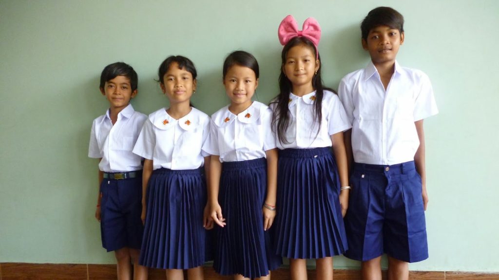 制服を着た東南アジアの小学生