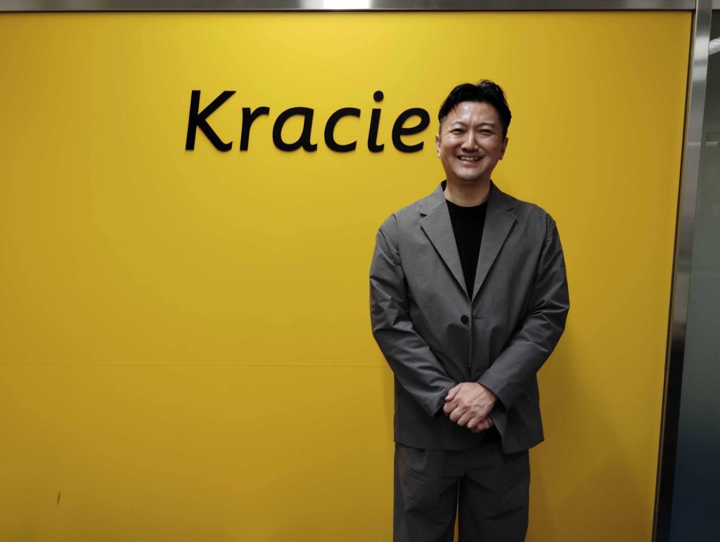 クラシエの看板の前に立つ七森有貴D&C推進室室長