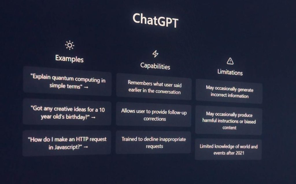 ChatGPTの初期画面を映すコンピューター画面