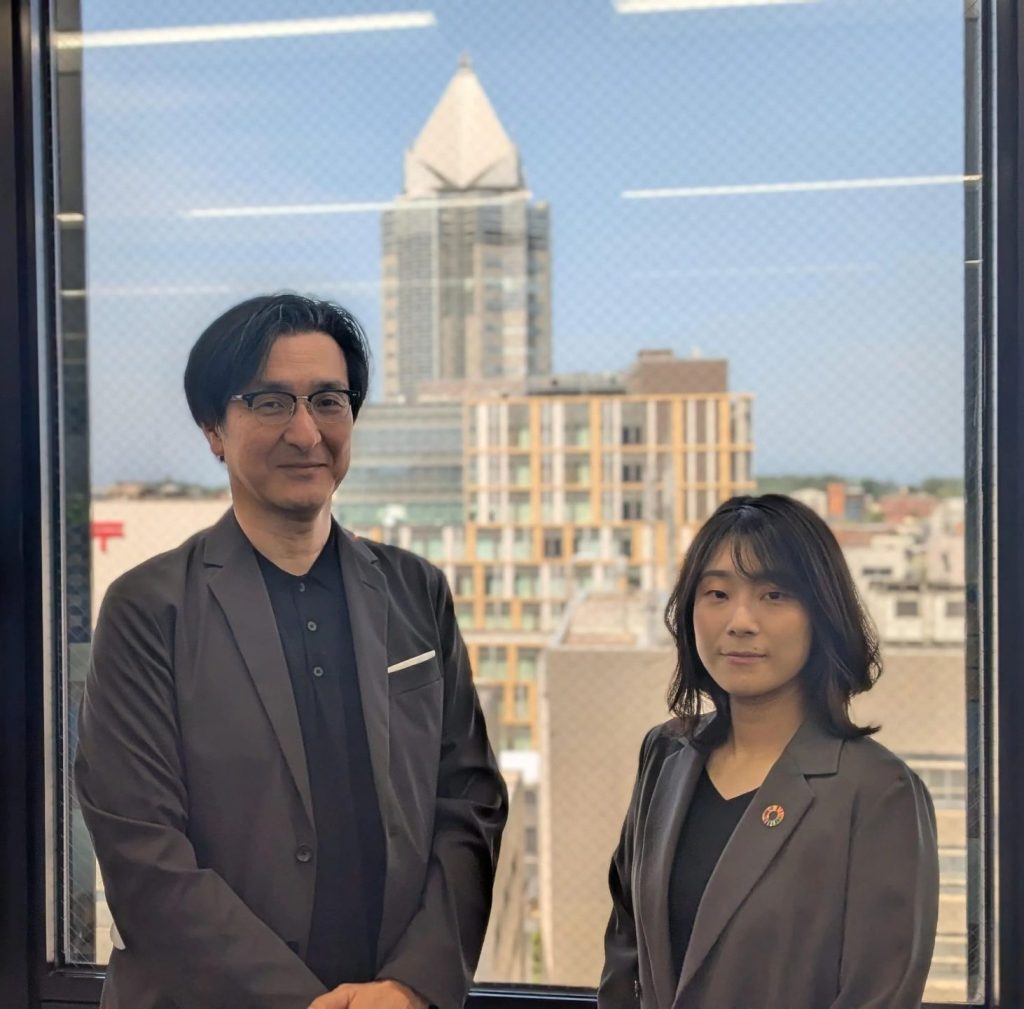 第四北越銀行人事部シニアマネージャーの高橋瑞穂氏が同僚と写っている様子
