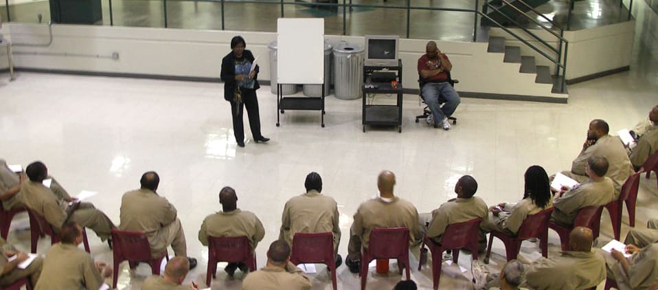 米国の連邦刑務所で女性が授業を行っている様子