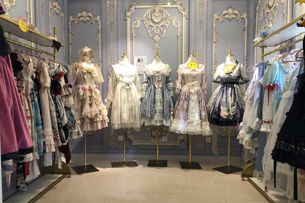 北京の専門店で展示されているロリータドレス